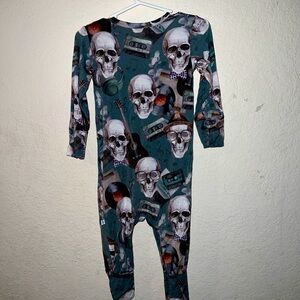 2T Posh Peanut one piece long sleeve romper. Has snaps for easy diaper changes